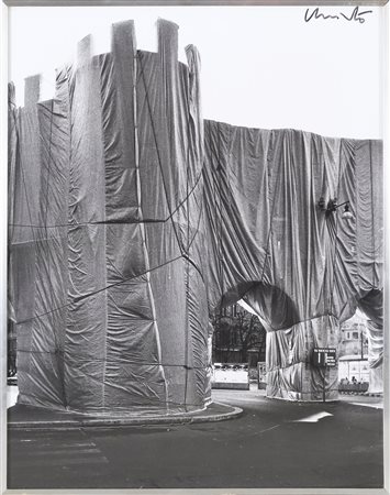 CHRISTO (n. 1935) Senza titolo. Fotografia. Cm 30,00 x 40,00. Firma in alto a...