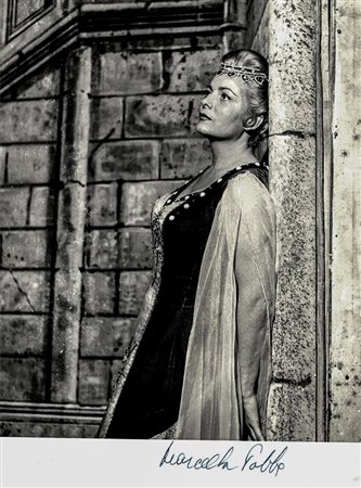 Raccolta di oltre 50 fotografie (moltissime con firma autografa) di cantanti...