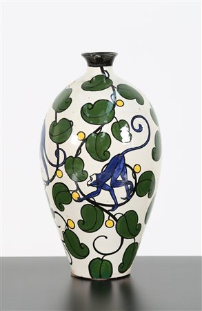SCUOLA DI ROMA Vaso in ceramica decorata con scimmie. Anni'20. . -. Cm 16,00...