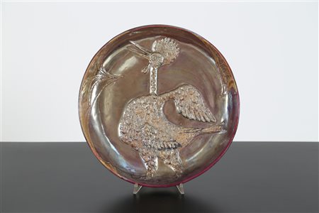 MELANDRI PIETRO Piatto con volatile in bassorilievo in ceramica a lustro. -....
