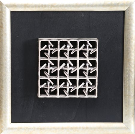 TASCA ALESSIO (n. 1929) Scultura in gress. -. Cm 18,00 x 18,00 x 4,00....