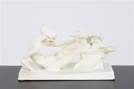 MAZZOLANI ENRICO (1876 - 1968) La penna del gallo. Scultura in ceramica. -....