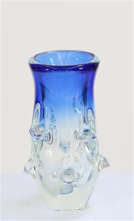 MANIFATTURA MURANESE DEL XX SECOLO Vaso in cristallo bianco e blu a mugnoni,...
