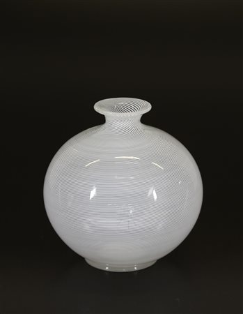 BAROVIER & TOSO Vaso in filigrana bianca, anni 60. -. Cm 16,50 x 16,50 x...