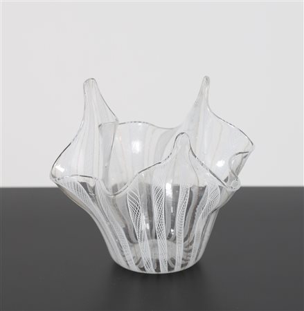 MANIFATTURA MURANESE DEL XX SECOLO Vaso fazzoletto,. . Cm 13,50 x 12,50 x 12,00.