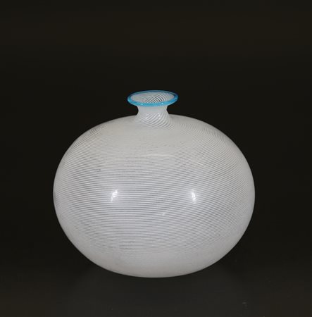 BAROVIER & TOSO Vaso a mezza filigrana con bordo in pasta vitrea azzurra,...