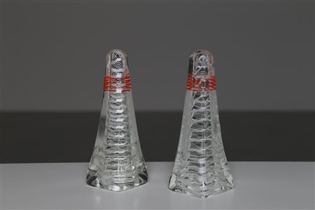 VENINI Coppia di obelischi in cristallo con fiamma corallo e lattimo, per...