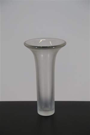 VENINI Vaso inciso, anni 50. -. Cm 16,50 x 29,50 x 16,50. Firma all'acido...