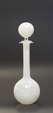 VENINI PAOLO (1895 - 1959) Bottiglia con tappo in mezzafiligrana, per Venini...