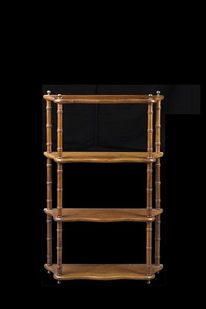 Etagere pensile a quattro ripiani di forma mossa con montanti torniti...