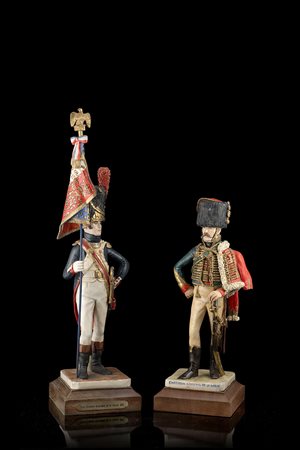 Lotto composto da due figure di militari in porcellana decorata in policromia...
