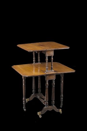 Etagere in legno a due ripiani con alette. Montanti torniti, piedi a mensola...