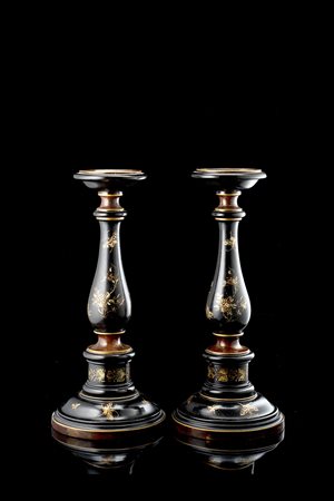 Coppia di lampade in legno laccato con farfalle e girali di fiori, fusto...