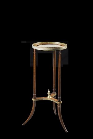 Gueridon di forma circolare con pianetto in marmo decorato da ringhiera in...