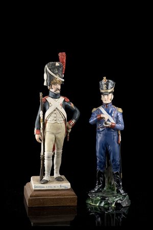 Figura di militare in porcellana policroma, Capodimonte, sec. XX (h. cm 27,5)...