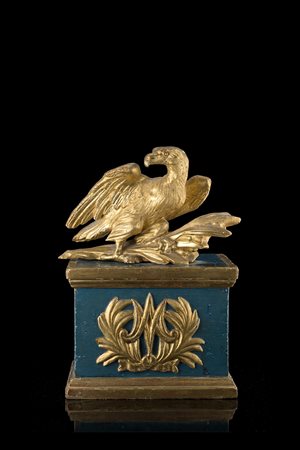 Elemento decorativo in legno laccato e dorato sormontato da aquila a tutto...