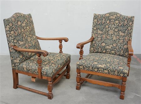 Coppia di poltrone in rovere con tessuto decorato ad animali ed alberi (difetti)