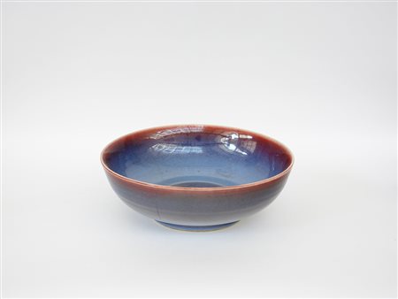 Grande ciotola in porcellana flambè smaltata nei toni del blu e del rosso,...