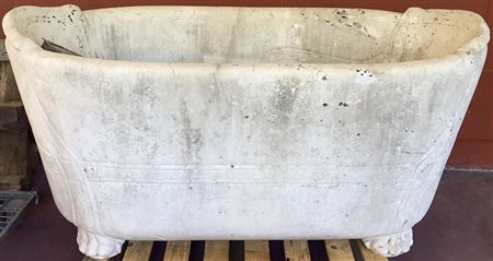 Vasca "Impero" in marmo con fianchi scolpiti ad imitare una sedia e una...