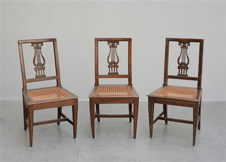 Tre sedie in noce con seduta impagliata schienale centrato da lira sormontata...