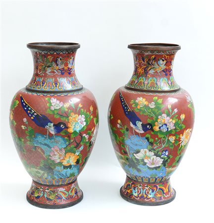 Coppia di vasi cloisonné decorati con volatili tra rami in fiore su fondo...