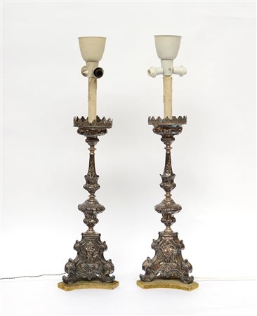 Coppia di candelieri in rame sbalzato e argentato con decoro a volute, foglie...