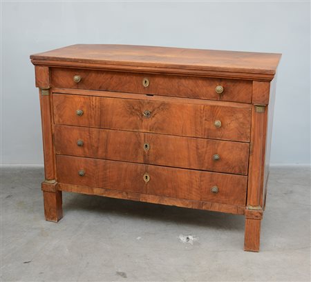 Cassettone "impero" in noce ad un cassetto piccolo sottopiano e tre grandi...