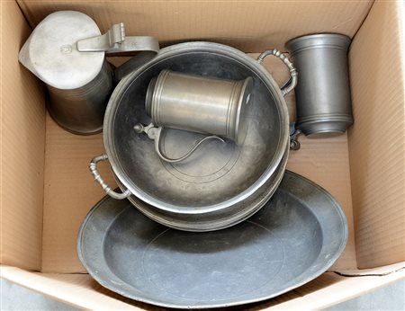 Cartone contenente oggetti in peltro per la tavola: otto piatti, un catino,...