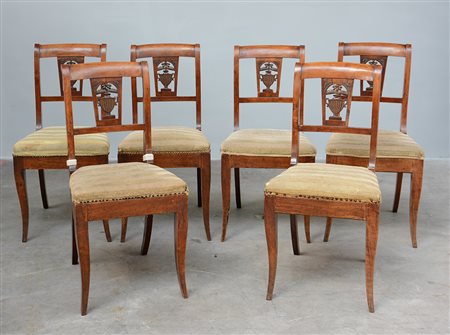 Gruppo di sei sedie in noce con schienale a giorno e cartella intagliata a...