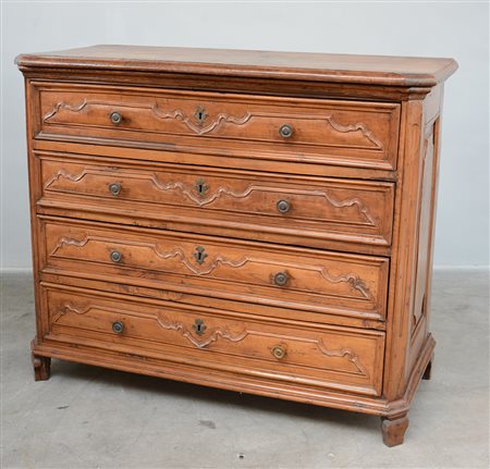 Antico cassettone in noce con fianchi pannellati a quattro cassetti sul...
