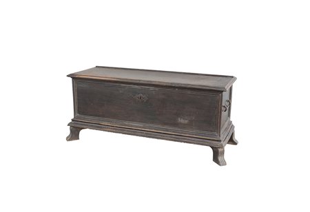 Antico cassone con specchiature incorniciate, piccolo scomparto interno,...