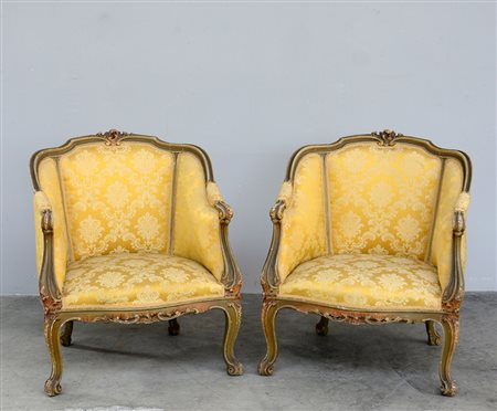 Coppia di poltroncine a pozzetto in legno laccato e intagliato. Schienale,...