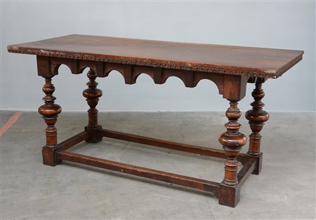 Tavolo rettangolare con fascia sagomata a quattro gambe tornite riunite da...