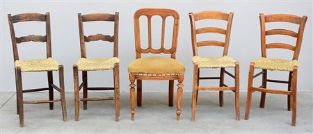 Lotto di quattro sedie rustiche con seduta in paglia e una con gambe...