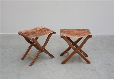 Coppia di panchetti pieghevoli con seduta in cuoio (difetti)