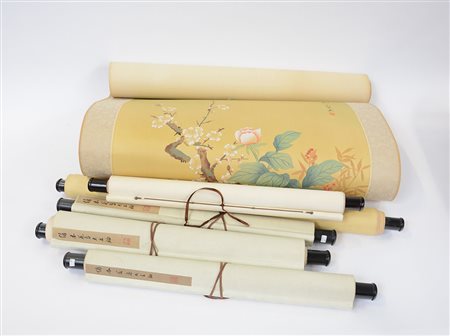 Lotto composto da sei scroll verticali di diverse misure ad inchiostro e...