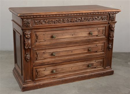 Cassettone in stile seicentesco a quattro cassetti in legno intagliato (cm...