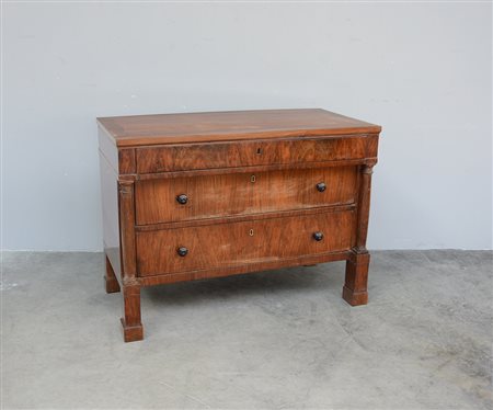 Comò "impero" lastronato ad un cassetto piccolo sottopiano e due grandi sul...