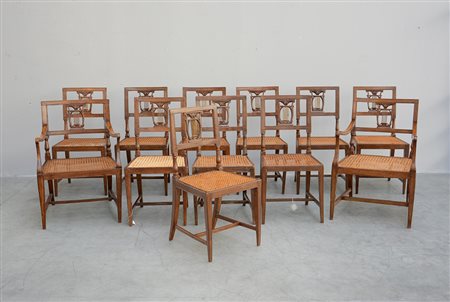Dieci sedie e due poltrone in noce con seduta impagliata sostegni, posteriori...