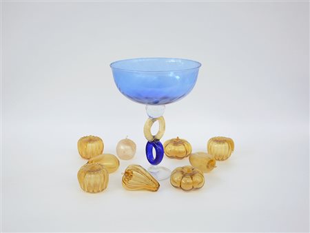 Manifattura di Murano. Alzata in vetro contenente frutti con lumeggiature in...