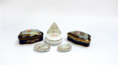 Lotto di sei cofanetti in ceramica decorati in policromia, manifatture...