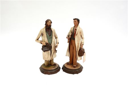 Lotto di due sculture in terracotta raffiguranti medici in abiti da lavoro,...