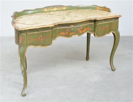 Scrivania di forma mossa decorata a cineserie dorate su fondo verde. Fronte a...