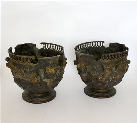 Coppia di fioriere in bronzo parzialmente dorato, decorate con mascheroni e...