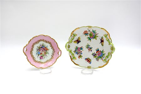 Lotto composto da due vassoietti biansati in porcellana decorati in...