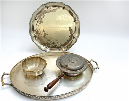 Lotto composto da due vassoi, una ciotola e un raccogli briciole (difetti)