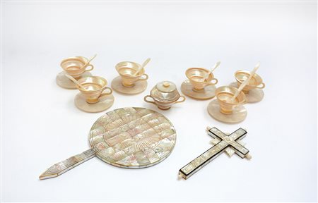 Lotto composto da sei tazzine con piattini, cucchiaini e una zuccheriera a...