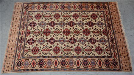 [Tappeto] Tappeto nazionale, sec. XX. Disegno a file di medaglioni geometrici...