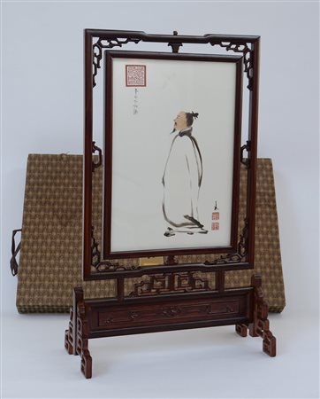 Schermo da tavolo con pannello in seta ricamato raffigurante poeta con...