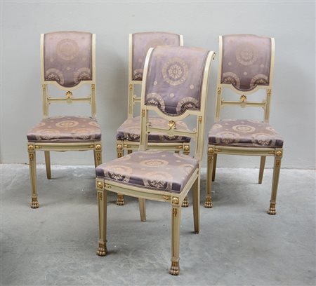 Gruppo di quattro sedie in legno intagliato e laccato con piccoli fregi...